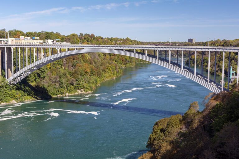 Explota automóvil en puente que conecta Estados Unidos con Canadá