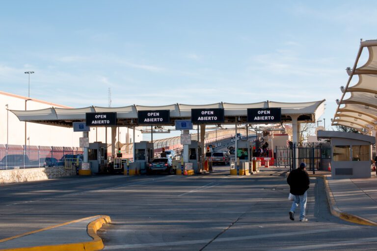 La Oficina de Aduanas de EU cierra temporalmente el cruce fronterizo en Eagle Pass, Texas