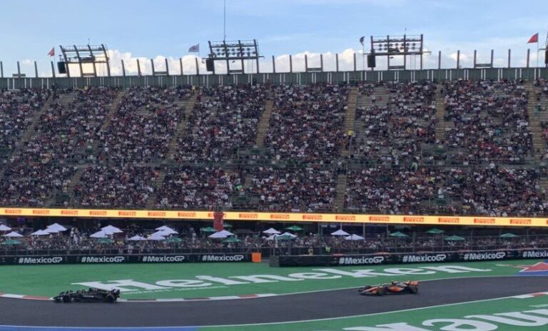 Monoplazas de Mercedes y McLaren durante las prácticas libres del Gran Premio de México. Foto: Jaime Gómez Torres/ACIR Deportes