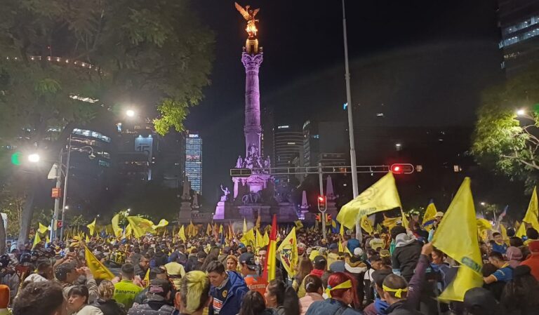 Aficionados del América se hicieron presenten en los alrededores del Ángel de la Independencia para celebrar el título. Foto: Gabriel Ayala/ACIR Deportes.