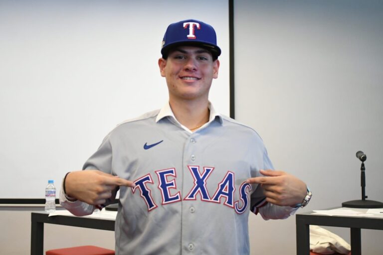 Juvenil Ángel Arredondo firmó contrato con los Rangers de Texas.