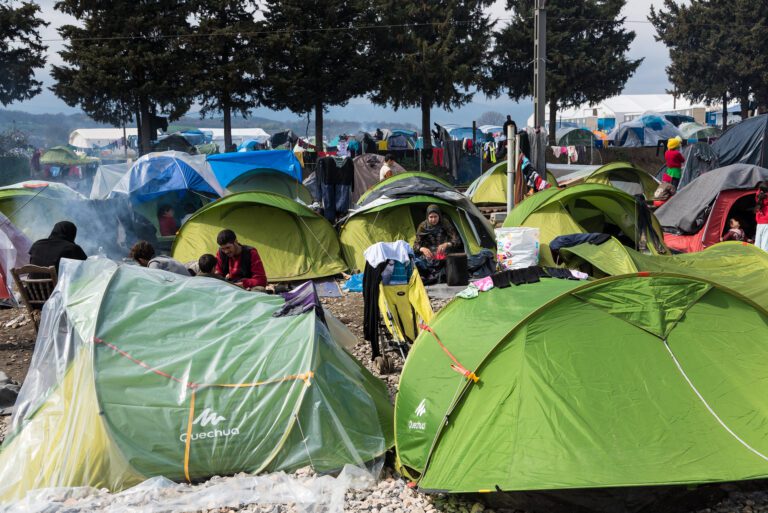 Migrantes instalan campamento improvisado a la orilla del río Suchiate