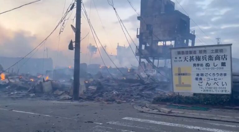 En Japón continúan labores de rescate tras terremoto, que ya deja 73 muertos