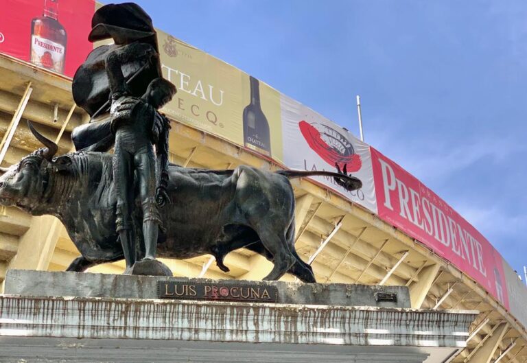 Estatua en honor al torero mexicano Luis Procuna decora los alrededores de la Monumental Plaza de Toros México. Foto: Jaime Gómez Torres/ACIR Deportes