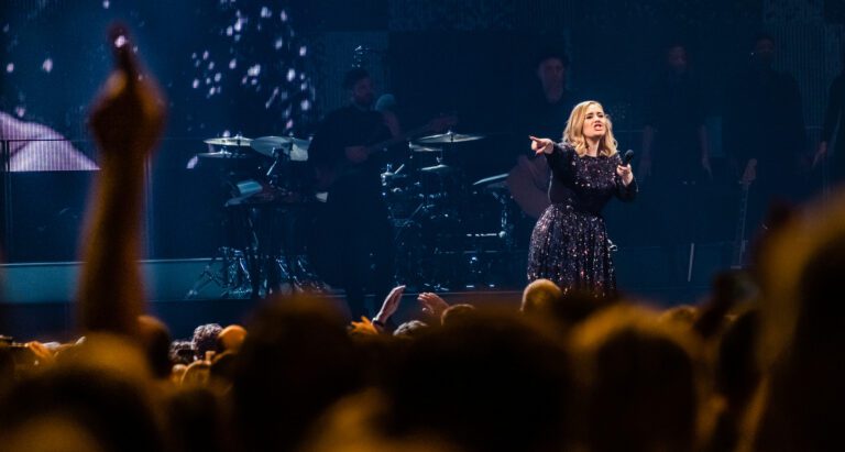 Adele tendrá que posponer sus últimos conciertos en Las Vegas