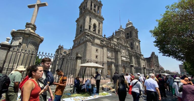 Fieles abarrotaron la Catedral Metropolitana de CDMX para celebrar el Domingo de Ramos