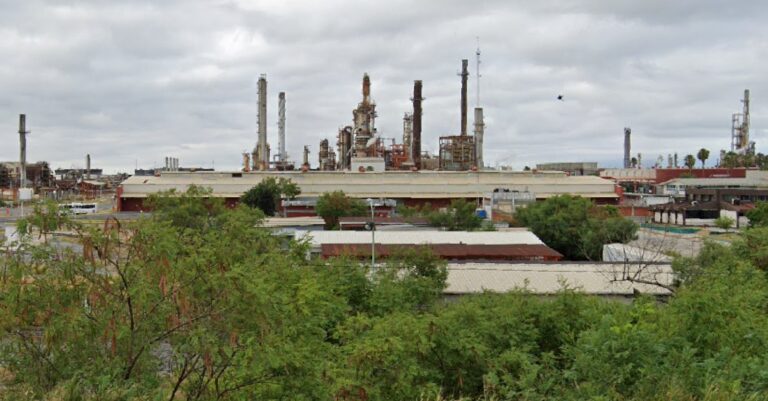 Clausuran chimenea en refinería de Cadereyta por alta emisión de contaminantes