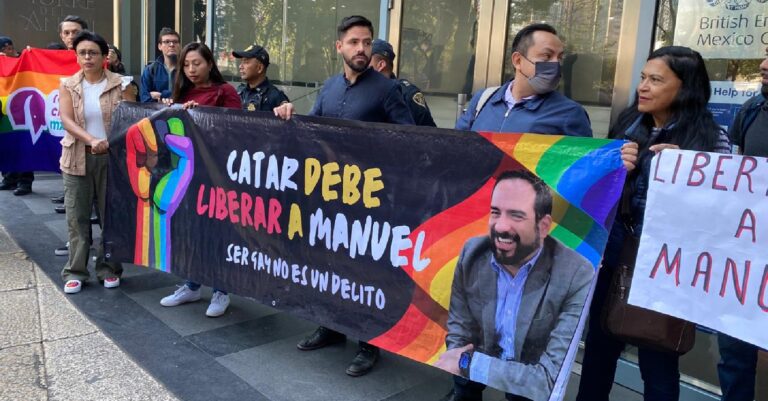 Manifestantes exigen a la Embajada Británica intervenir por el caso de Manuel Guerrero, detenido en Qatar por ser gay