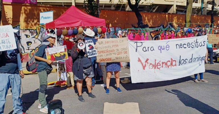 “Para qué necesitas violencia los domingos”: Antitaurinos protestan en el regreso de las corridas en la Plaza México