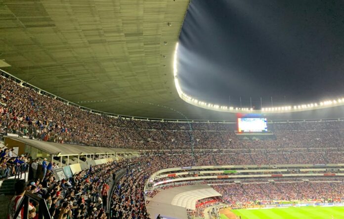 Afición de Chivas se hace presente en el Estadio Azteca para apoyar al 'Rebaño Sagrado'. Foto: Jaime Gómez Torres/ACIR Deportes