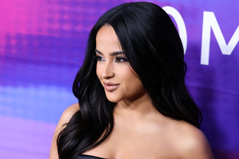 Becky G se une a anfitriones de Latin American Music Awards