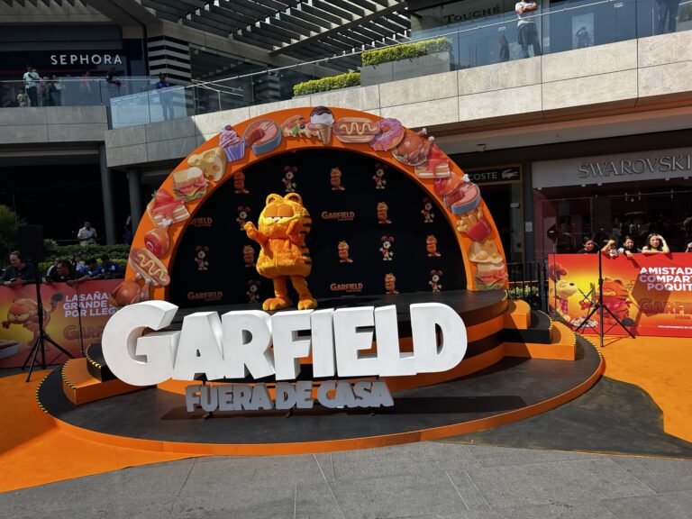 Realizan alfombra naranja de “Garfield fuera de casa”