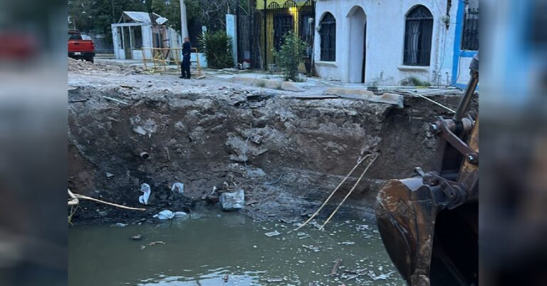 Conagua implementa operativo emergente por socavón de aguas negras en Coahuila