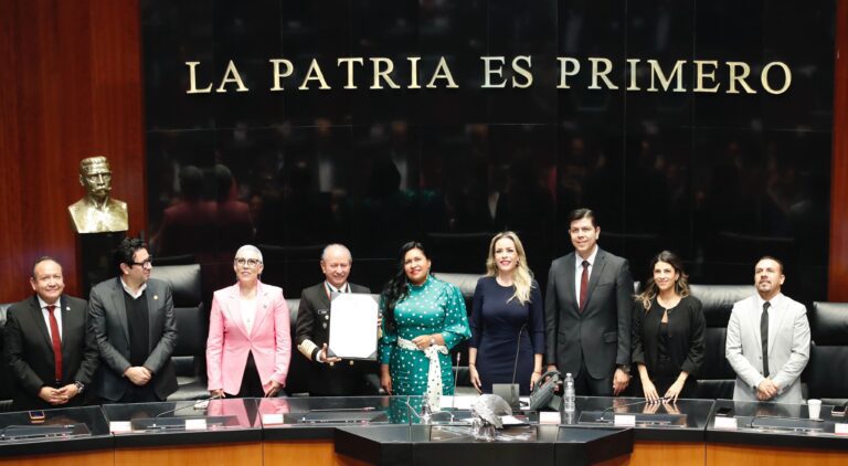 El Senado otorgó la primer Medalla de Honor de la Armada de México al Secretario de Marina, Rafael Ojeda