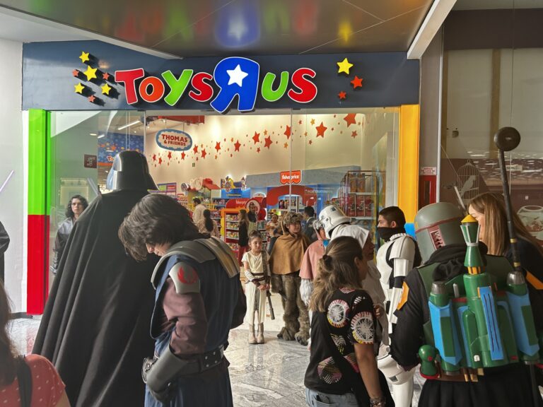 Toys R Us abre sus puertas en Perisur