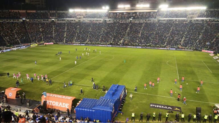 Afición de Cruz Azul abarrotó el Estadio Ciudad de los Deportes en el regreso del equipo a la fase final de la Liga BBVA MX. Foto: Edgar Flores/ACIR Deportes
