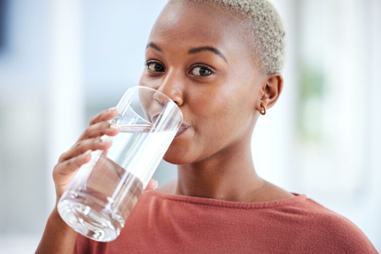 ¿Es el agua la bebida que más hidrata por sí sola?