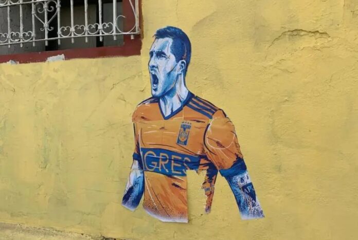 Estampado de André-Pierre GIgnac, delantero de Tigres, decora las paredes de Monterrey, Nuevo León. Foto: Jaime Gómez Torres/ACIR Deportes