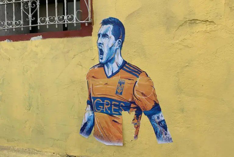 Estampado de André-Pierre GIgnac, delantero de Tigres, decora las paredes de Monterrey, Nuevo León. Foto: Jaime Gómez Torres/ACIR Deportes