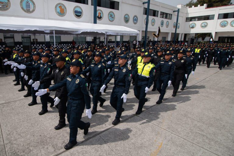 Policías pagan parte de sus uniformes