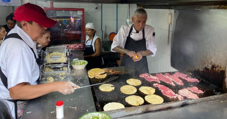 Capitalinos hacen largas filas con tal de probar los tacos de El Califa de León