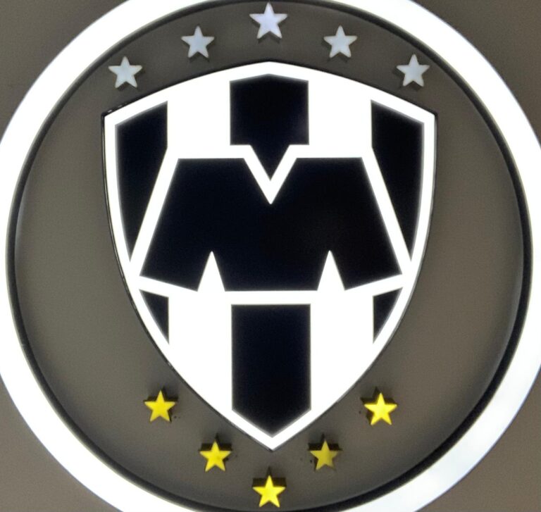 Escudo del Club de Fútbol Monterrey. Foto: Jaime Gómez Torres/ACIR Deportes