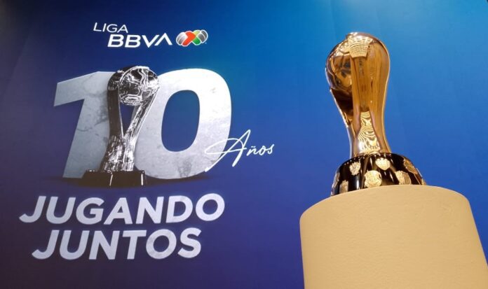Trofeo de campeón de la Liga BBVA MX. Foto: Edgar Flores/ACIR Deportes