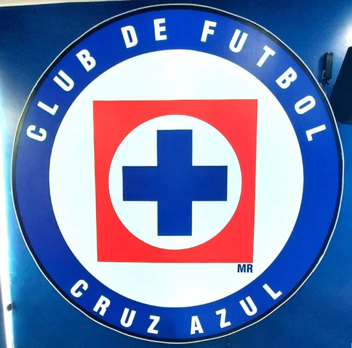 Escudo del Club de Fútbol Cruz Azul decora las oficinas de la institución. Foto: Edgar Flores/ACIR Deportes