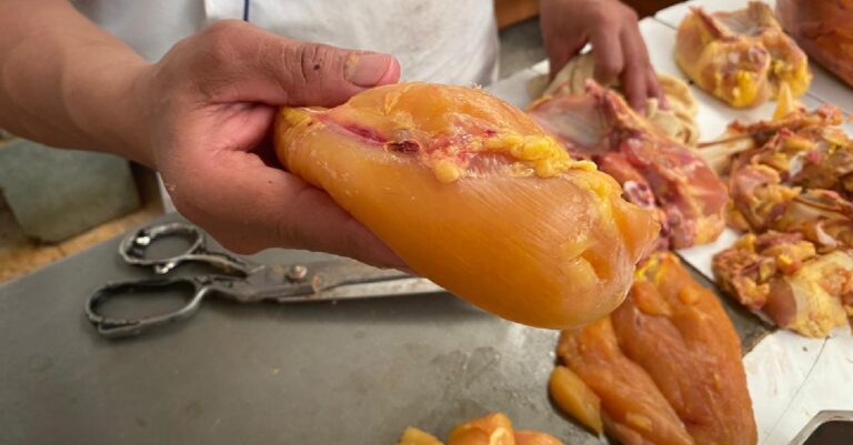 Comerciantes de pollo en CDMX están despreocupados por caso de gripe aviar