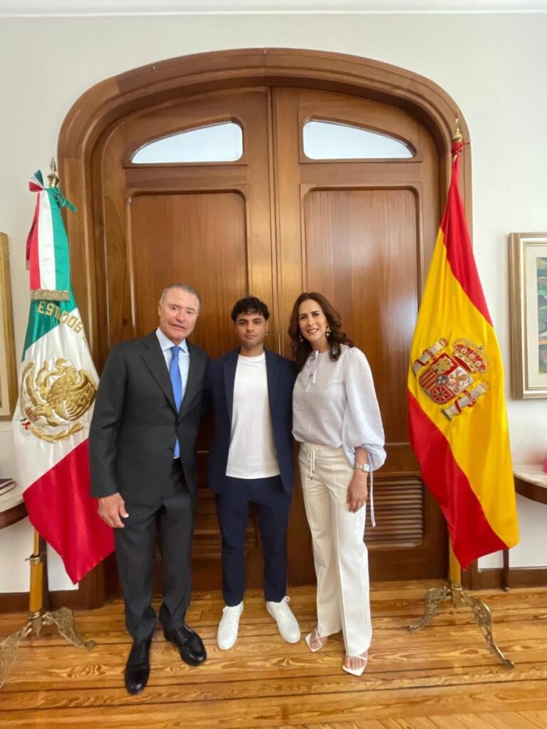 Reconoce embajador de México en España a joven de Yucatán, promesa del futbol