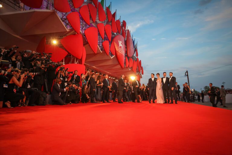 Abren entre premios y llamados de paz La Mostra de Venecia