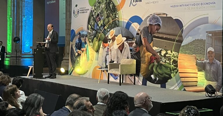 Urge digitalizar el sector agrícola de México para superar los retos del cambio climático: Premio Nobel de Economía