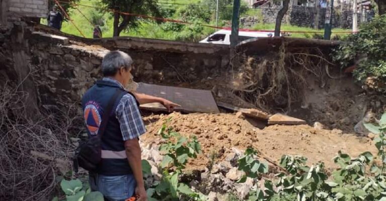 Fuertes lluvias provocan deslave y cierre de avenida en Milpa Alta