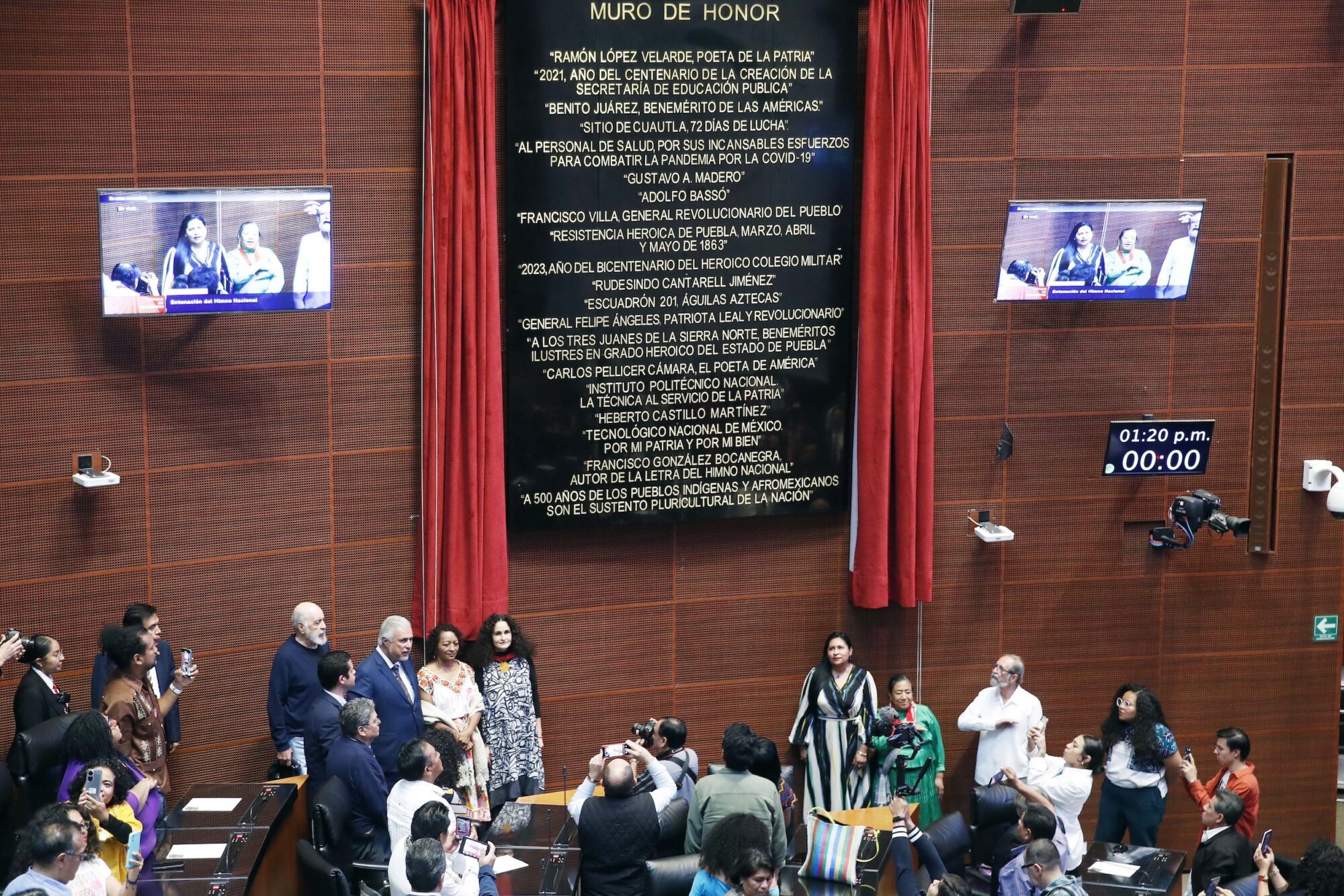 Develab en el Muro de Honor del Senado una leyenda que reconoce a los ...