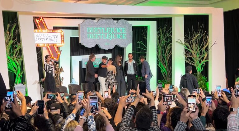 “Beetlejuice” mantiene su reinado en la taquilla