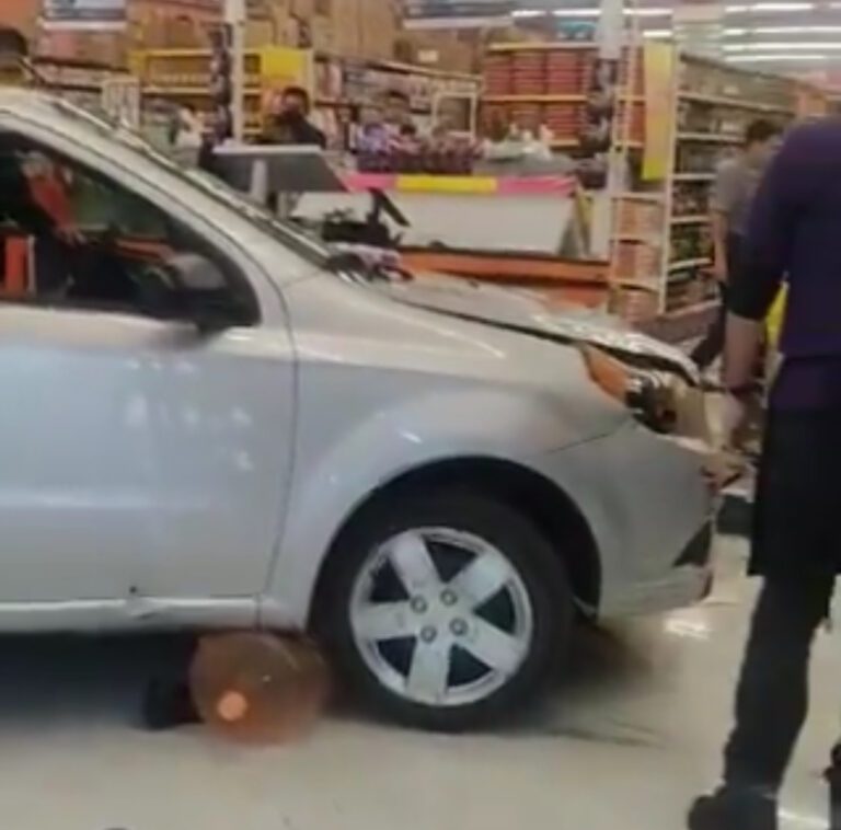 Anciana se mete al supermercado con todo y automóvil