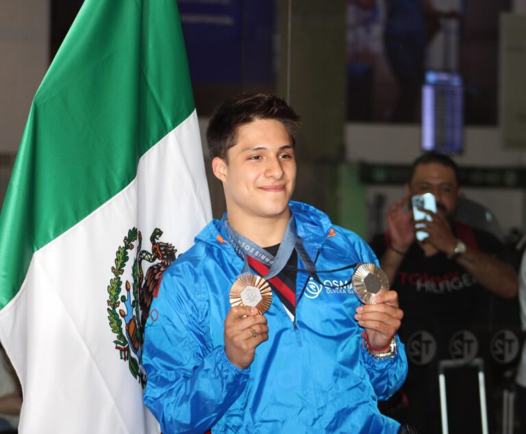 Ana Guevara recibió a los medallistas Osmar Olvera y Juan Celaya.