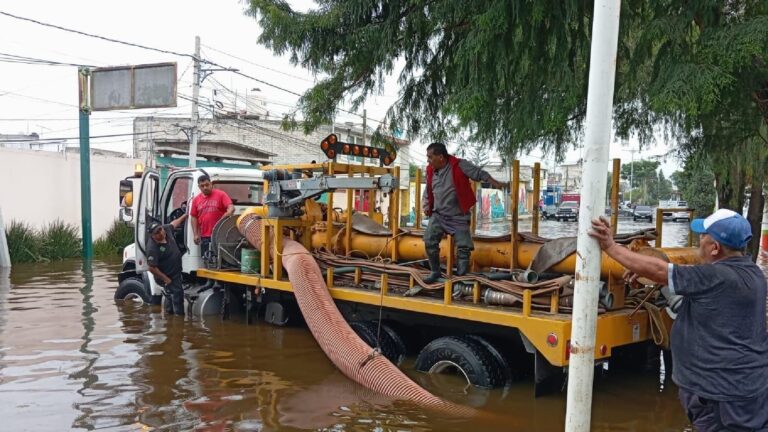 Vecinos de Tláhuac abandonan sus hogares por inundaciones de hasta 80 cm