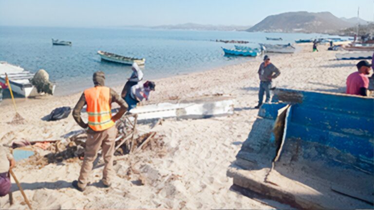 Retiran toneladas de restos de Embarcaciones de la bahía de La Paz, Baja California Sur