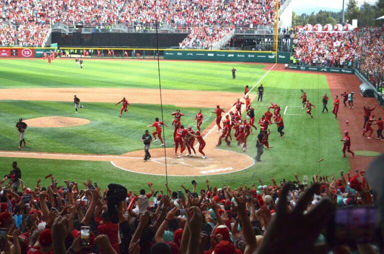 La Pandilla Escarlata recibe a Carlos Sepúlveda en home plate para celebrar el triunfo en la Serie de Campeonato. Patrick Mazeika batea elevado de sacrificio para darle la ventaja a los Diablos y dejar en el campo a Oaxaca. Foto: Jaime Gómez Torres/ACIR Deportes