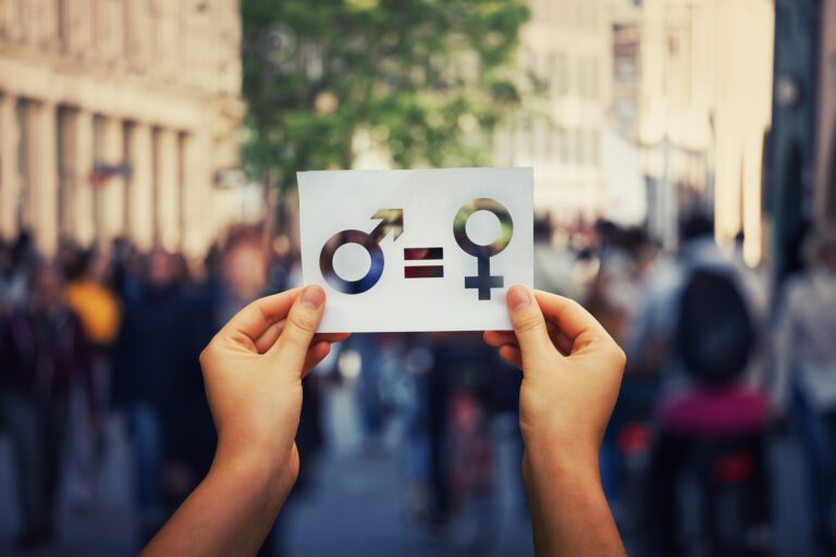 Registra informalidad laboral más mujeres que hombres en México; influyen hijos y labores de cuidado