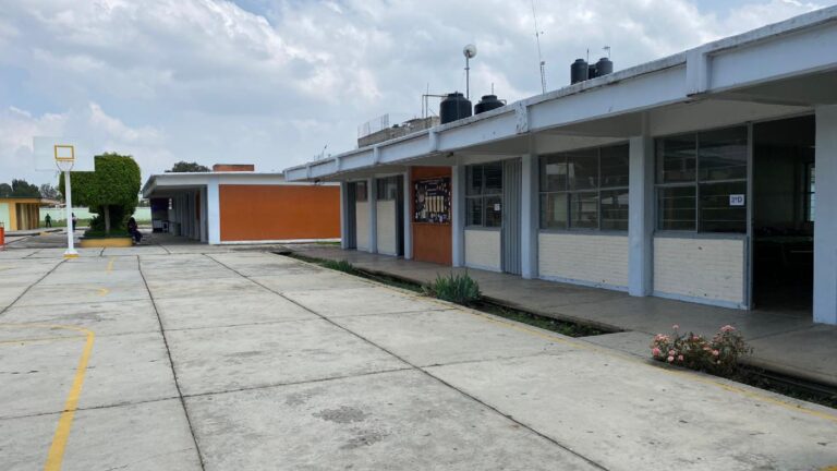 Escuelas de Chalco se alistan para reanudar clases tras inundaciones