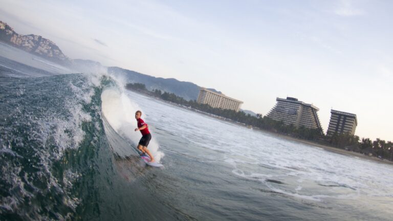 Los mejores surfistas del mundo competirán en Acapulco y Puerto Escondido