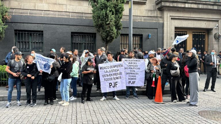 Trabajadores del PJF protestan contra la Reforma Judicial afuera de la SCJN