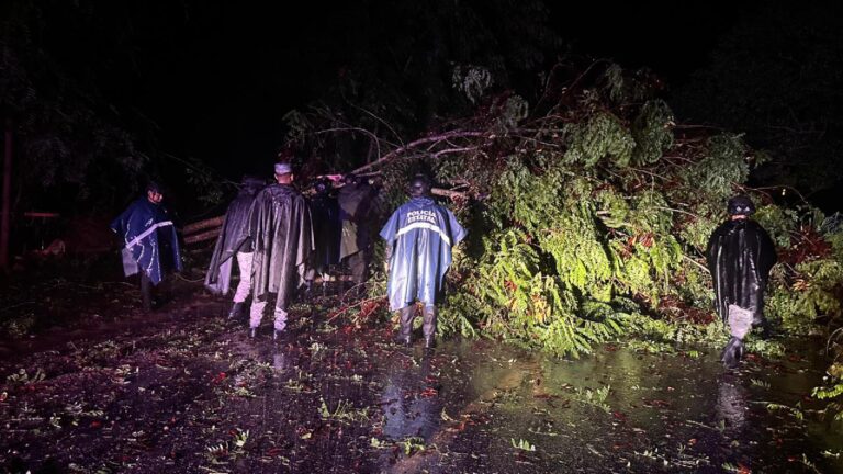 Huracán ‘Jhon’ deja dos muertos; suspenden clases en Oaxaca y Guerrero