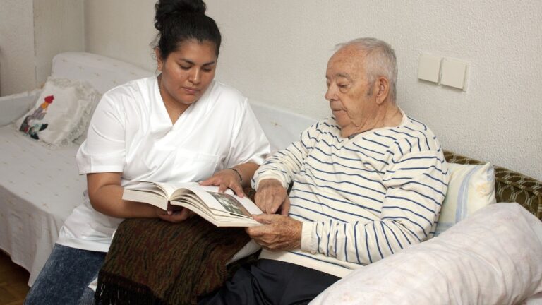 Expertos piden apoyo para cuidadores de enfermos de Alzheimer en México