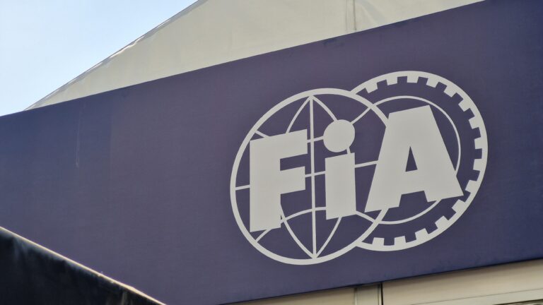 Logotipo de la Federación Internacional del Automovilismo. Foto: Edgar Flores/ACIR Deportes