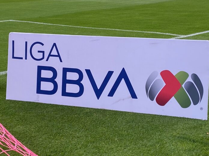 Letrero en cancha de la Liga MX por José Andrés Martínez/ACIR Deportes.