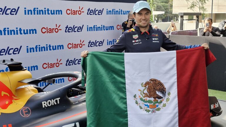 Sergio 'Checo' Pérez posa junto al RB20 de Red Bull previo al Gran Premio de la Ciudad de México. Foto: Edgar Flores/ACIR Deportes