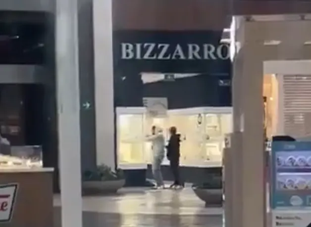 Intentan robar joyería al interior de una plaza comercial en San Ángel